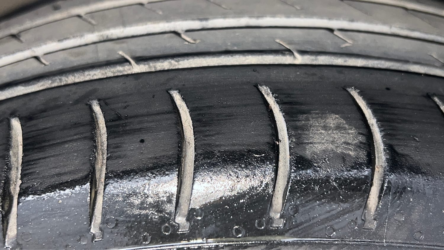 Used 2013 Hyundai Grand i10 Sportz 1.2 Kappa VTVT Petrol Manual tyres RIGHT FRONT TYRE TREAD VIEW