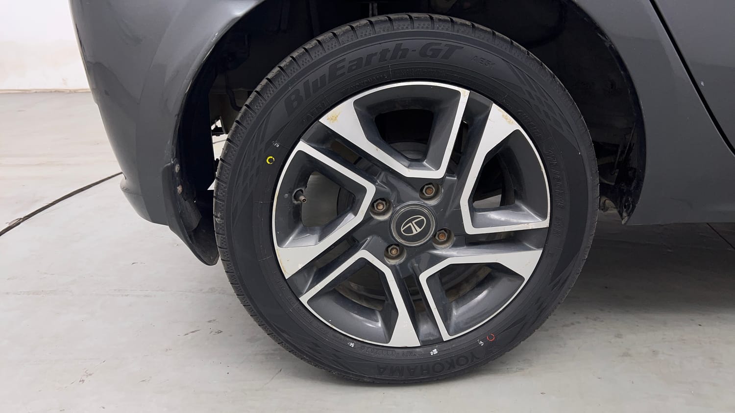 Used 2020 Tata Tiago XZ Plus Petrol Manual tyres RIGHT REAR TYRE RIM VIEW
