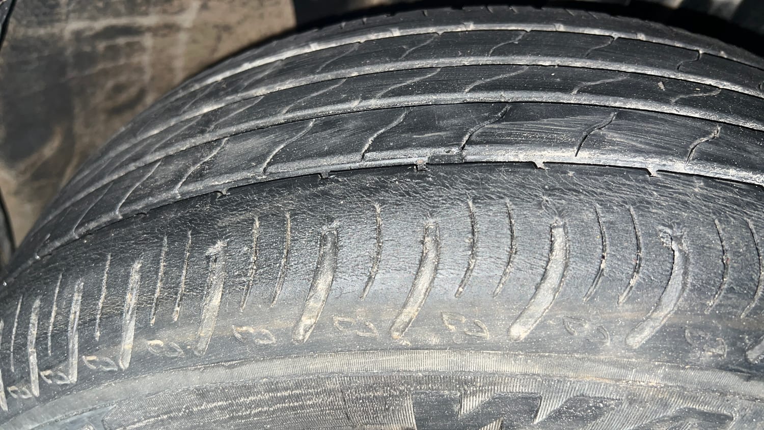Used 2023 Nissan Magnite XL Petrol Manual tyres RIGHT FRONT TYRE TREAD VIEW