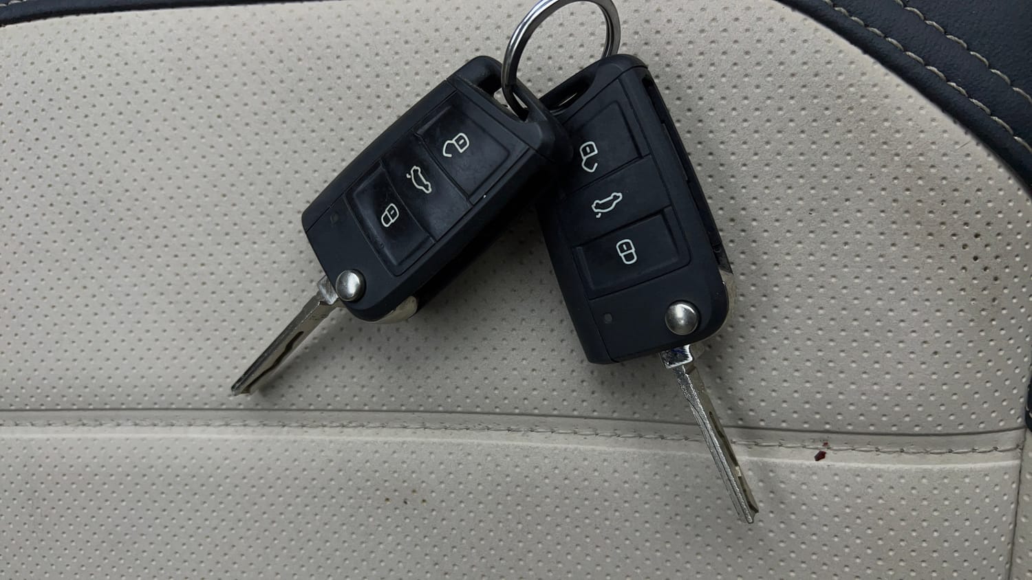 Used 2023 Volkswagen Virtus Highline 1.0 TSI MT Petrol Manual extra CAR KEY VIEW