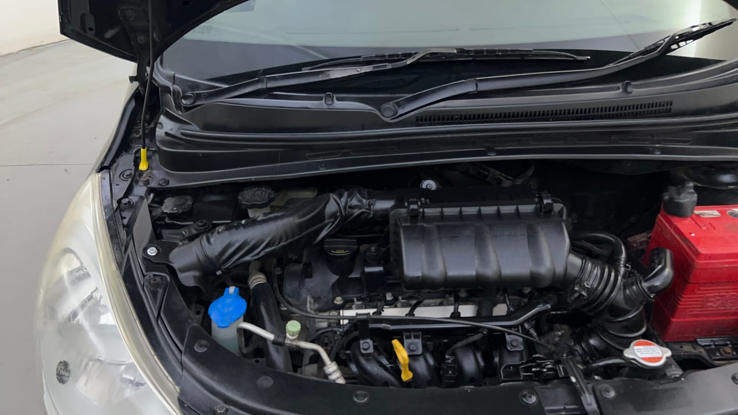 Used 2013 Hyundai i10 Sportz 1.2 Kappa2 Petrol Manual engine ENGINE RIGHT SIDE HINGE & APRON VIEW