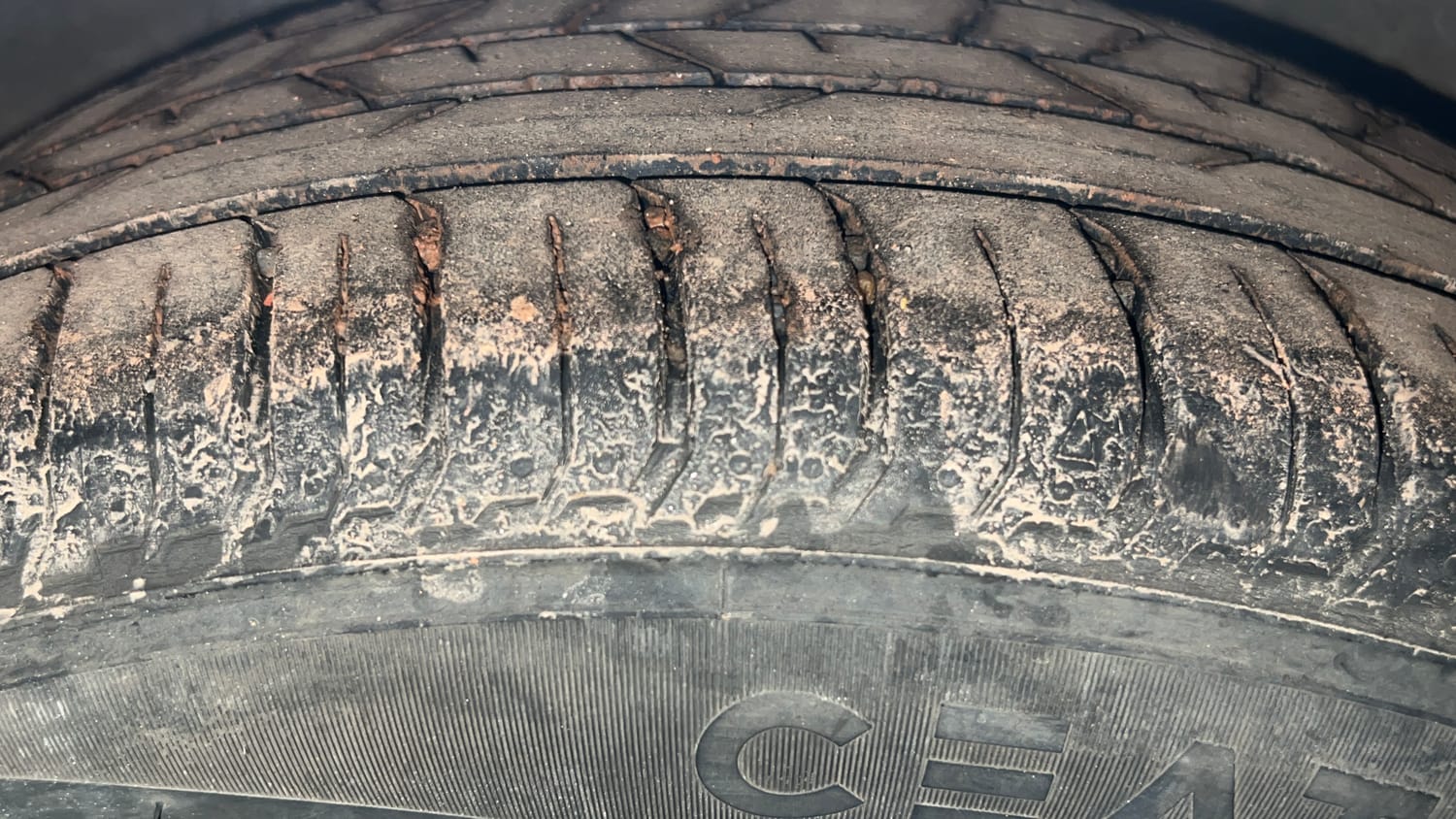 Used 2022 Hyundai New i20 Asta (O) 1.2 MT Petrol Manual tyres RIGHT REAR TYRE TREAD VIEW