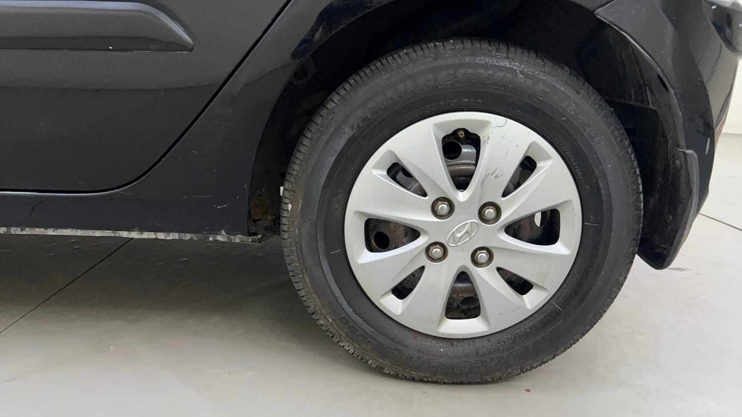 Used 2013 Hyundai i10 Sportz 1.2 Kappa2 Petrol Manual tyres LEFT REAR TYRE RIM VIEW