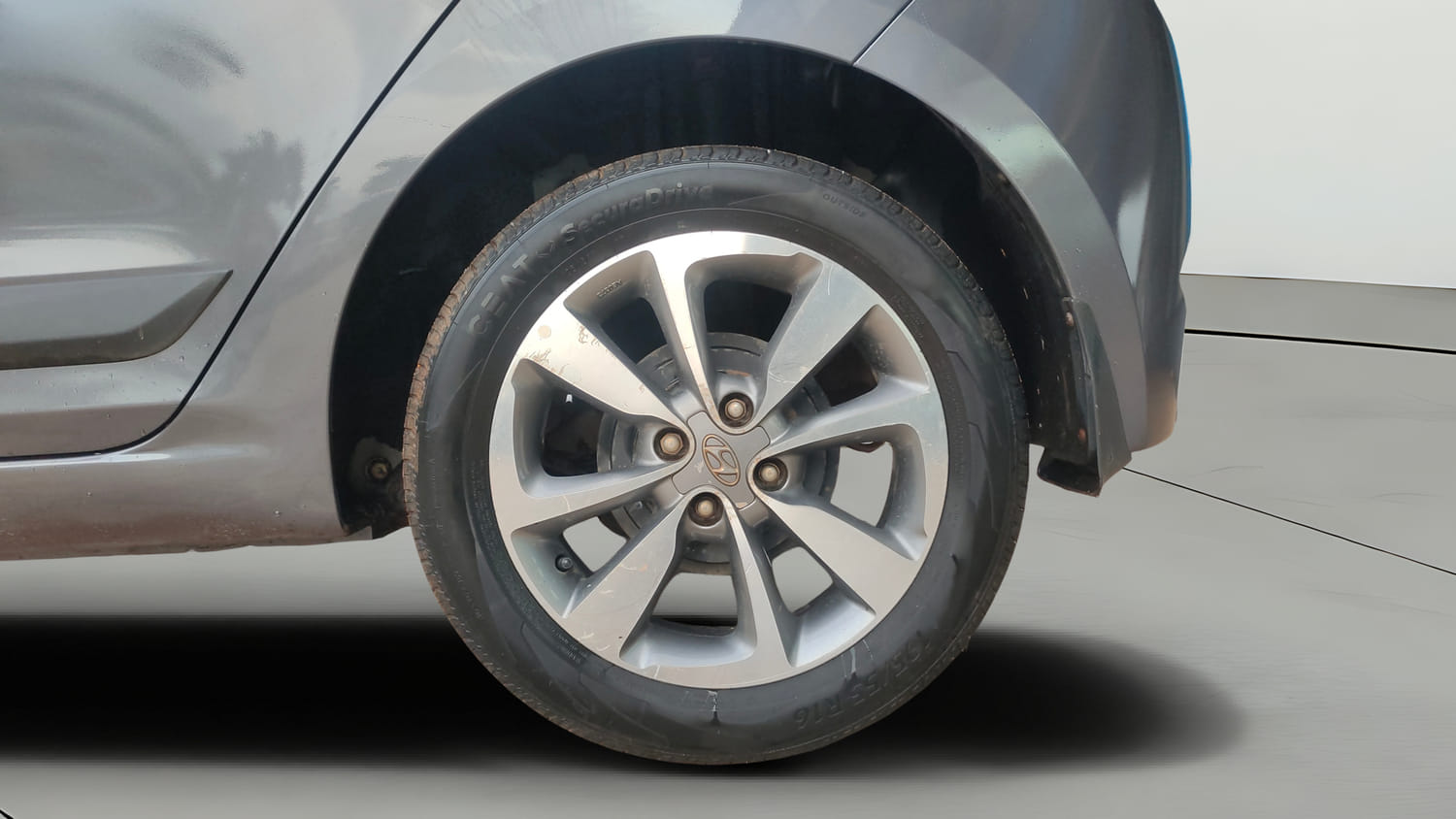 Used 2017 Hyundai Elite i20 Asta 1.2 (O) Petrol Manual tyres LEFT REAR TYRE RIM VIEW