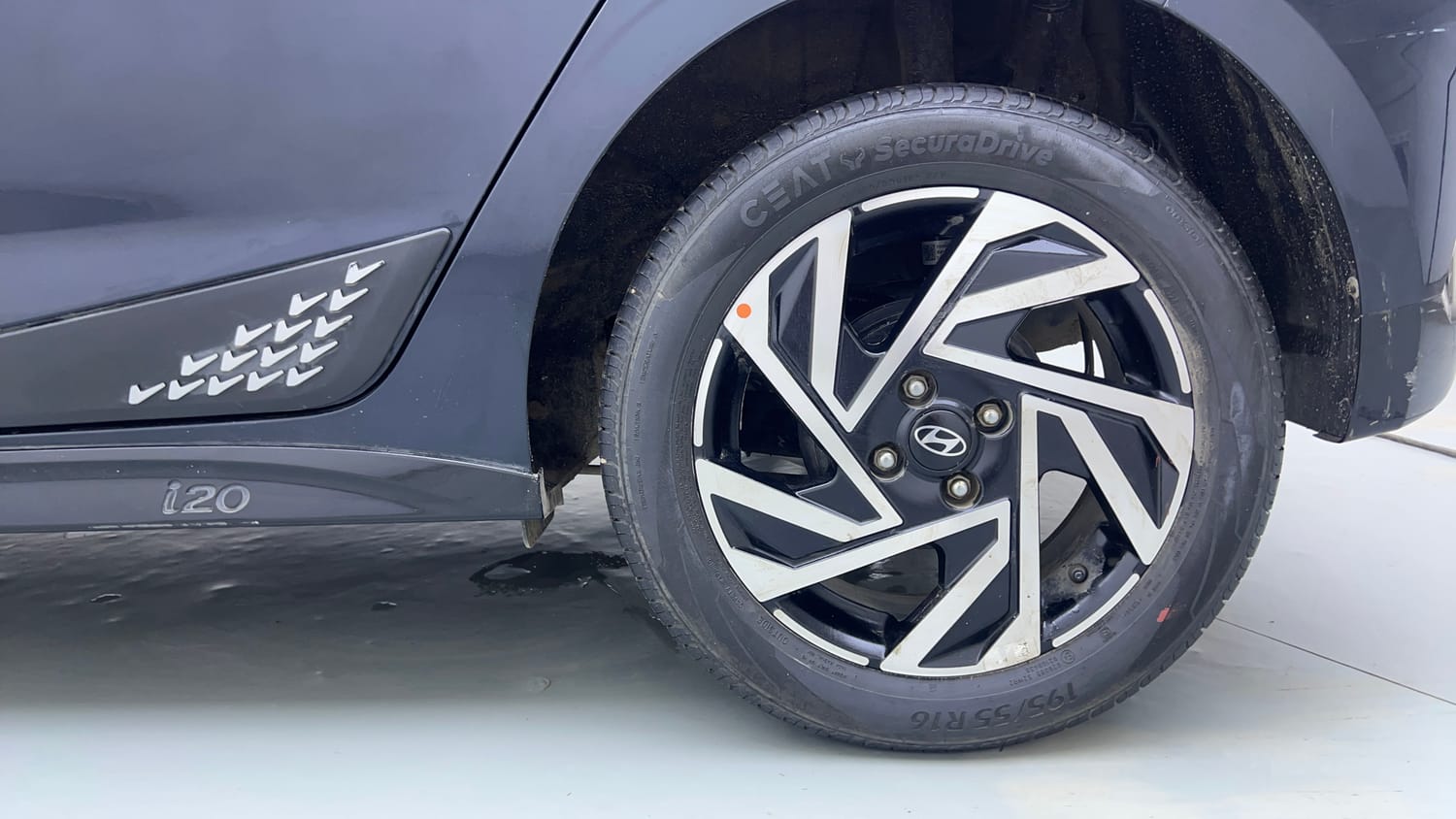 Used 2024 Hyundai New i20 Asta (O) 1.2 IVT Petrol Automatic tyres LEFT REAR TYRE RIM VIEW