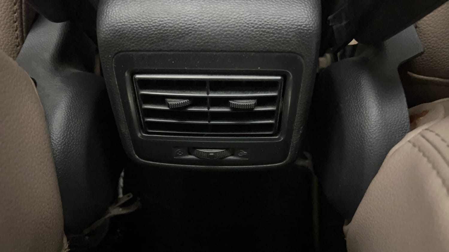 Used 2015 Hyundai Grand i10 Sportz 1.2 Kappa VTVT Petrol Manual top_features 2nd row AC vent