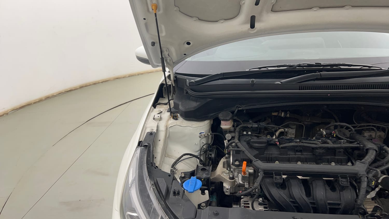 Used 2022 Hyundai New i20 Asta (O) 1.2 MT Petrol Manual engine ENGINE RIGHT SIDE HINGE & APRON VIEW