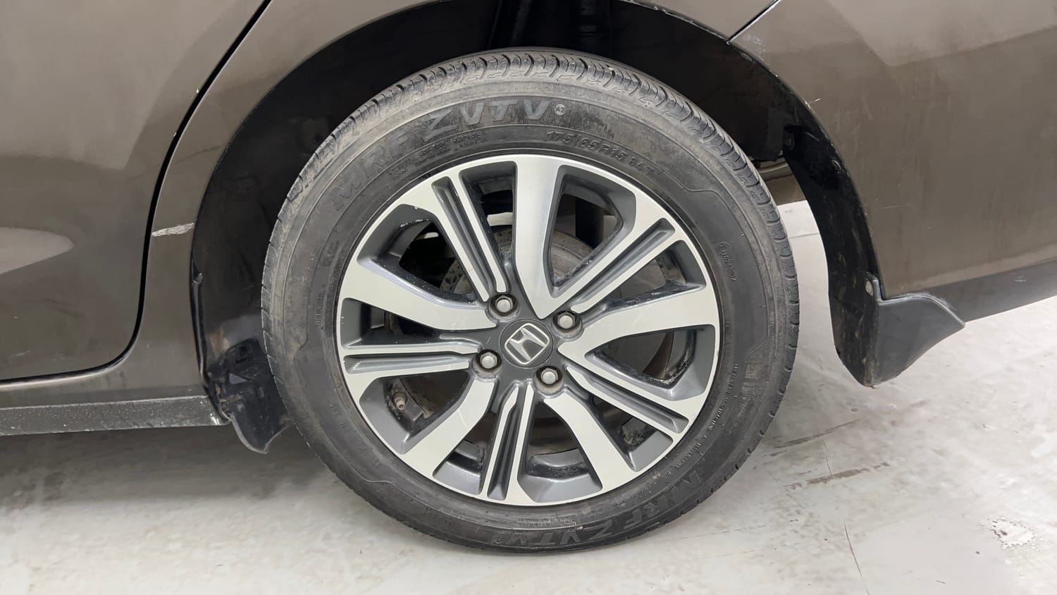 Used 2024 Honda Amaze 1.2 VX i-VTEC CNG (Outside Fitted) Cng Manual tyres LEFT REAR TYRE RIM VIEW