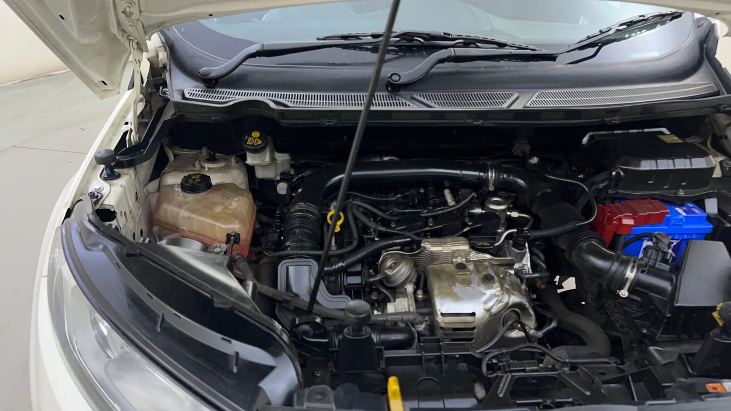 Used 2016 Ford EcoSport Titanium+ 1.0L EcoBoost Petrol Manual engine ENGINE RIGHT SIDE HINGE & APRON VIEW