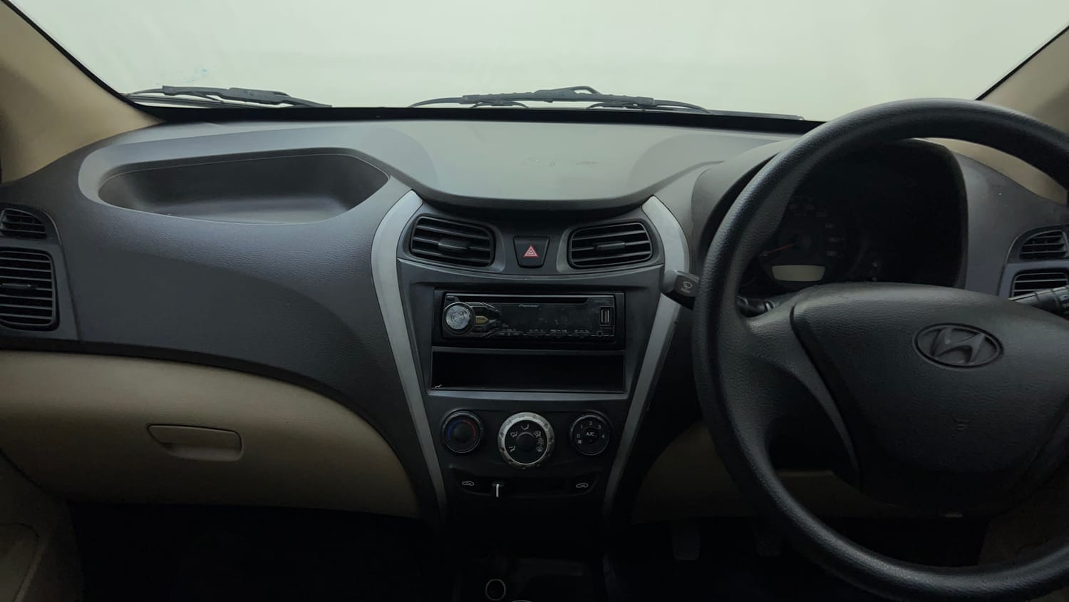 Used 2016 Hyundai Eon Era + Petrol Manual interior MUSIC SYSTEM & AC CONTROL VIEW