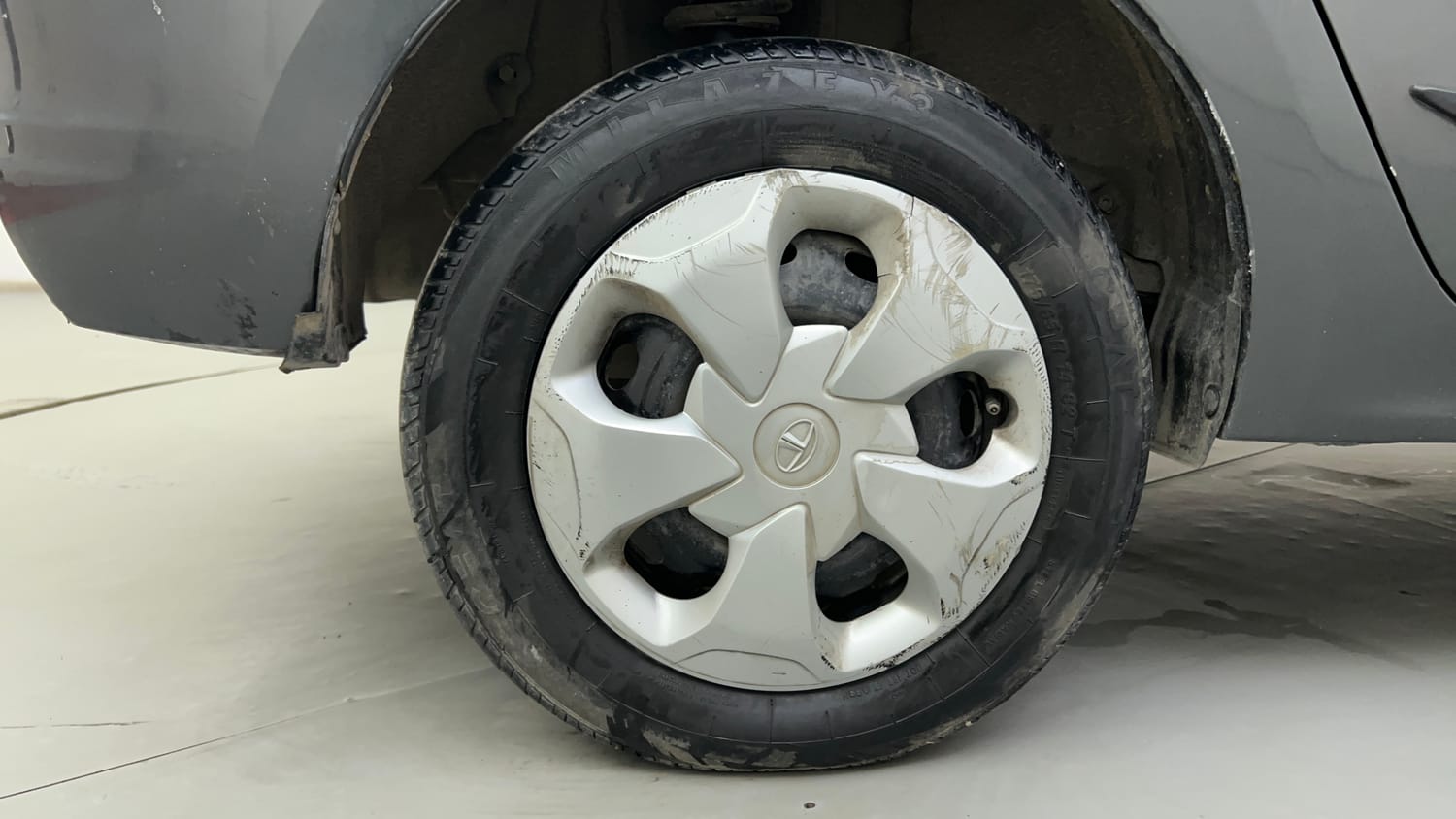 Used 2022 Tata Tigor XZ CNG Cng Manual tyres RIGHT REAR TYRE RIM VIEW
