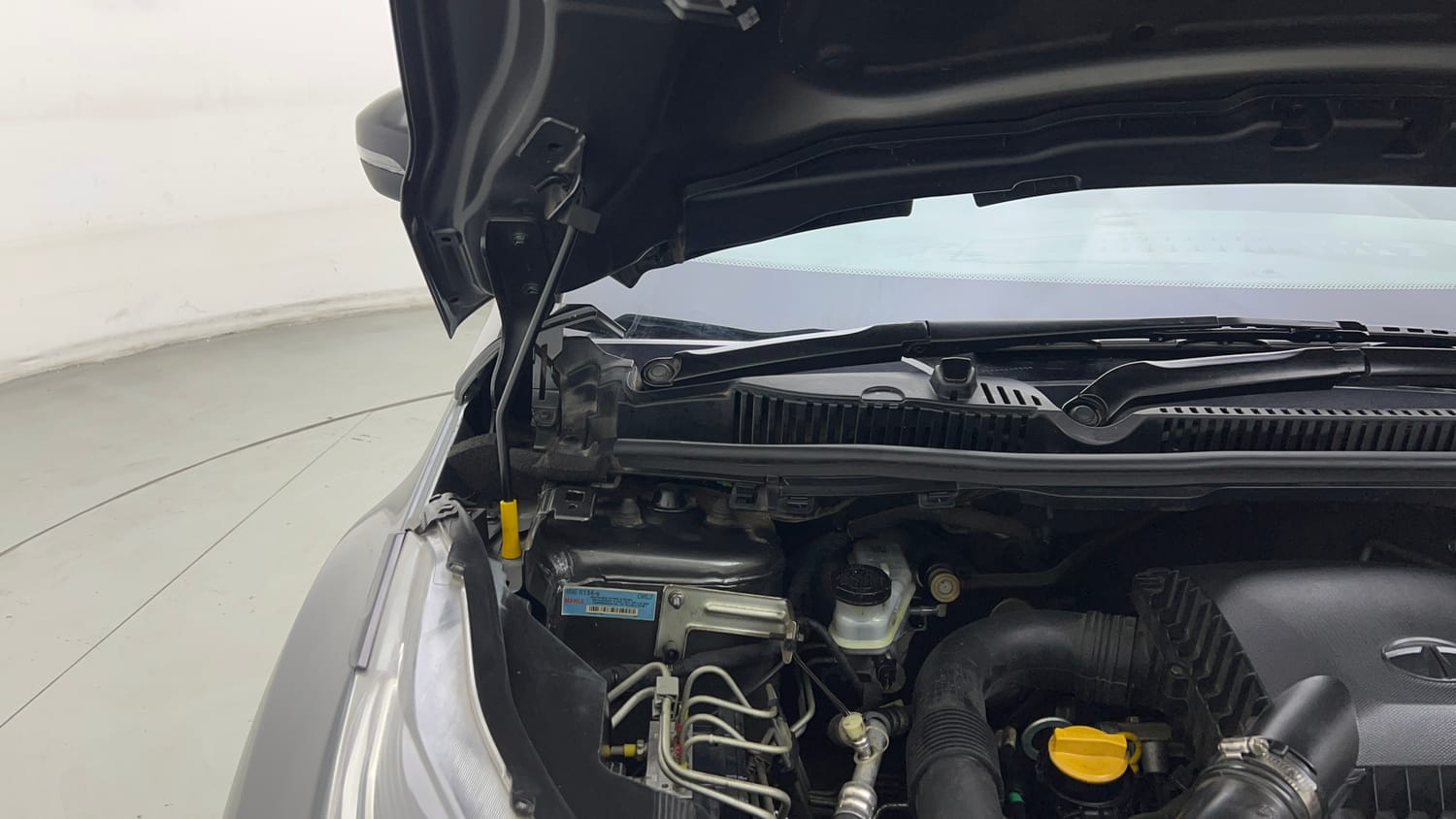 Used 2020 Tata Nexon XZA Plus (O) Dual Tone Petrol Automatic engine ENGINE RIGHT SIDE HINGE & APRON VIEW