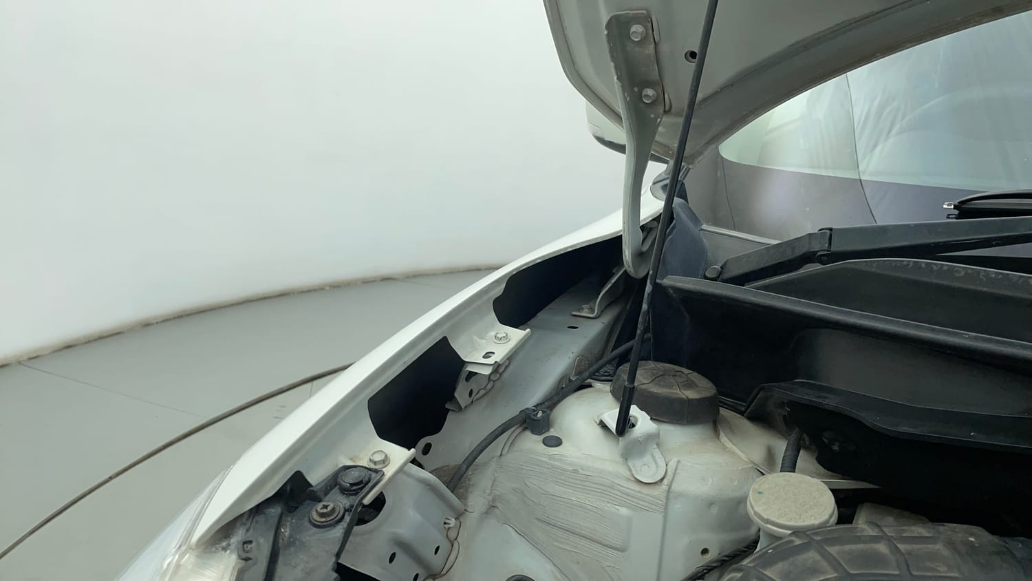 Used 2022 Maruti Suzuki Swift VXi Petrol Manual engine ENGINE RIGHT SIDE HINGE & APRON VIEW