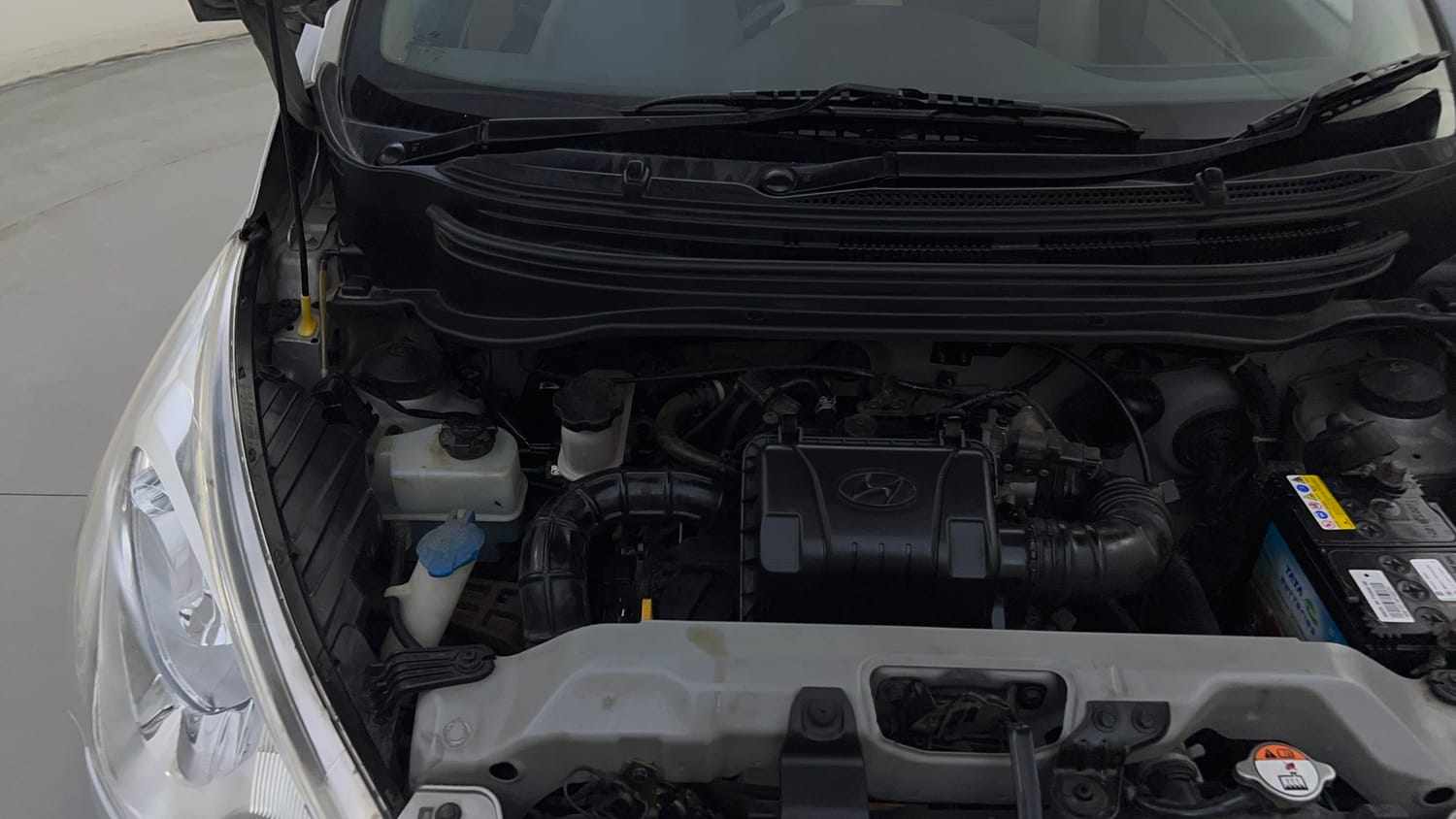 Used 2016 Hyundai Eon Era + Petrol Manual engine ENGINE RIGHT SIDE HINGE & APRON VIEW