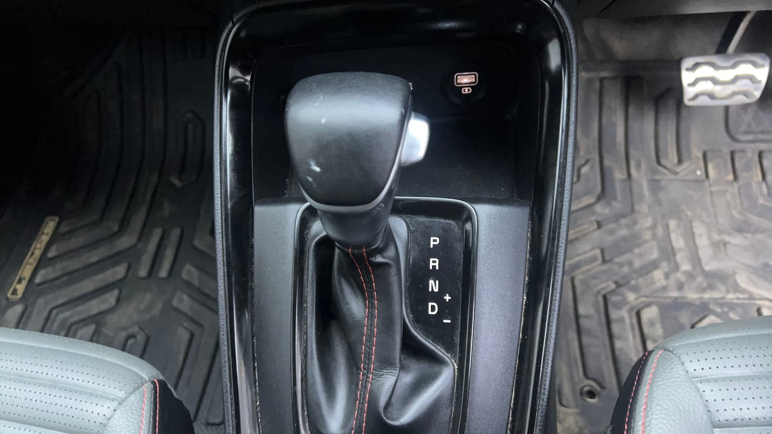 Used 2022 Kia Sonet Anniversary Edition 1.0 DCT Petrol Automatic interior GEAR  KNOB VIEW