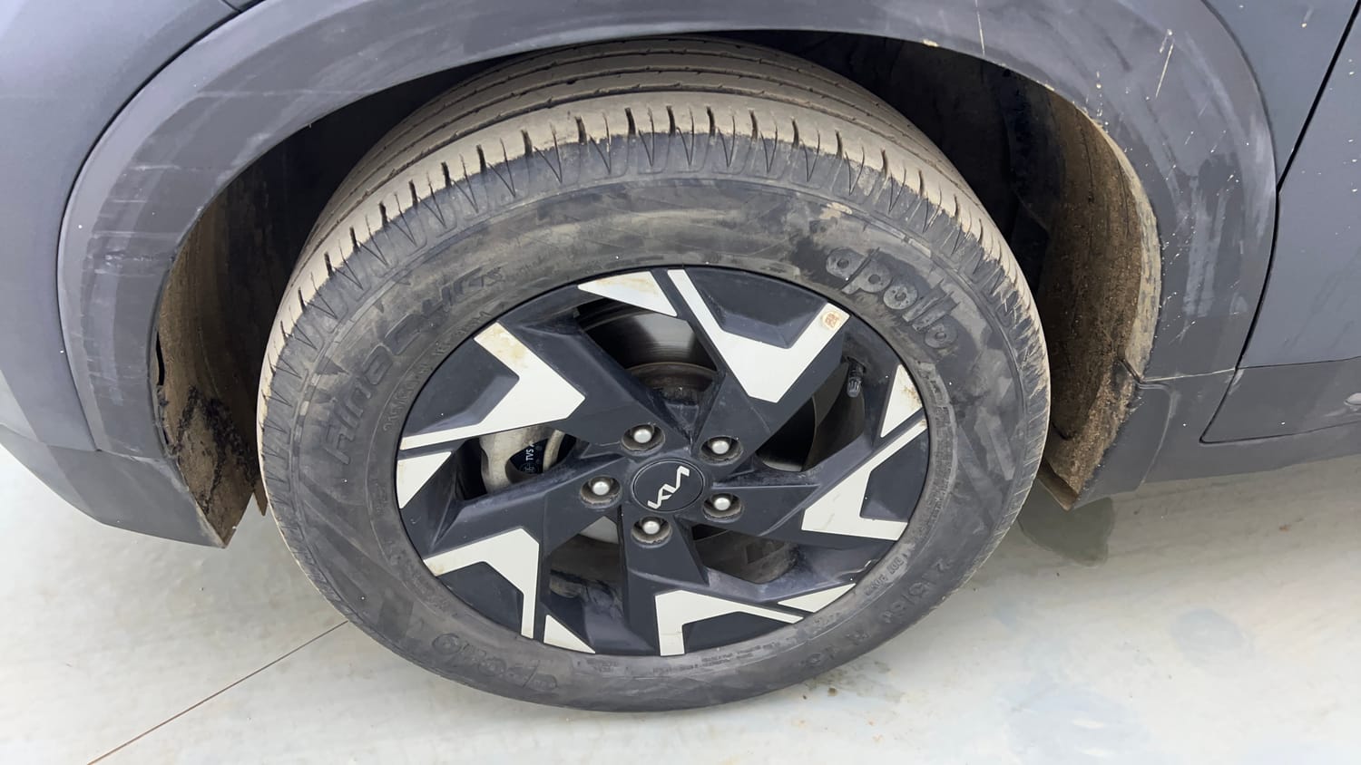 Used 2022 Kia Sonet Anniversary Edition 1.0 DCT Petrol Automatic tyres LEFT FRONT TYRE RIM VIEW