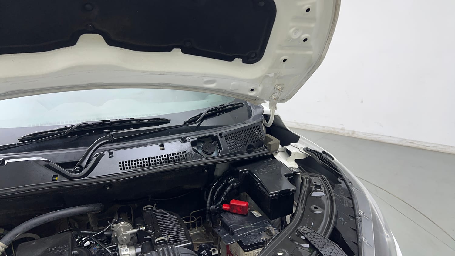 Used 2023 Nissan Magnite XL Petrol Manual engine ENGINE LEFT SIDE HINGE & APRON VIEW