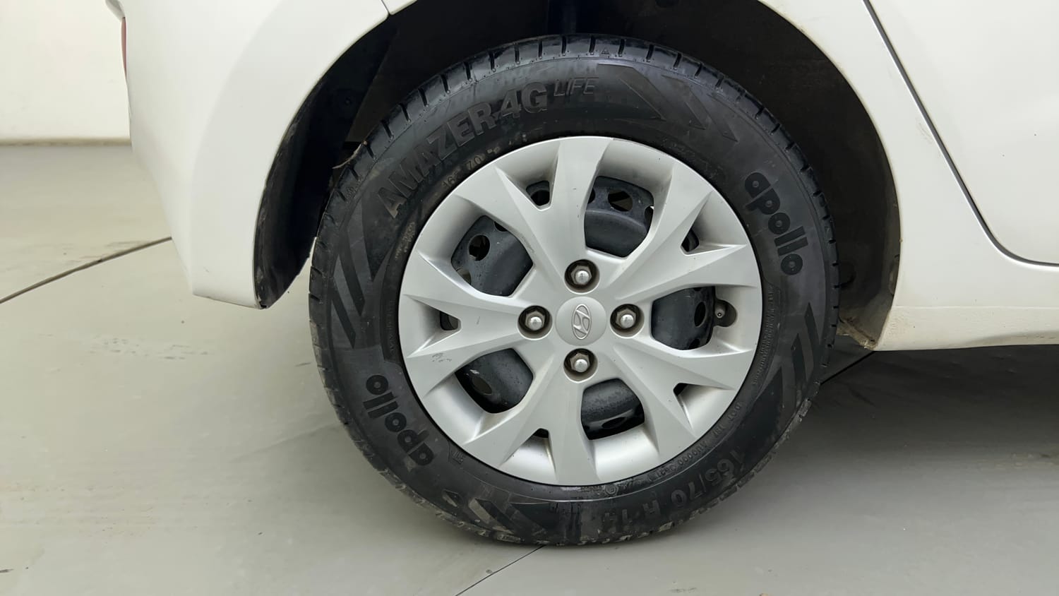 Used 2016 Hyundai Grand i10 Magna AT 1.2 Kappa VTVT Petrol Automatic tyres RIGHT REAR TYRE RIM VIEW