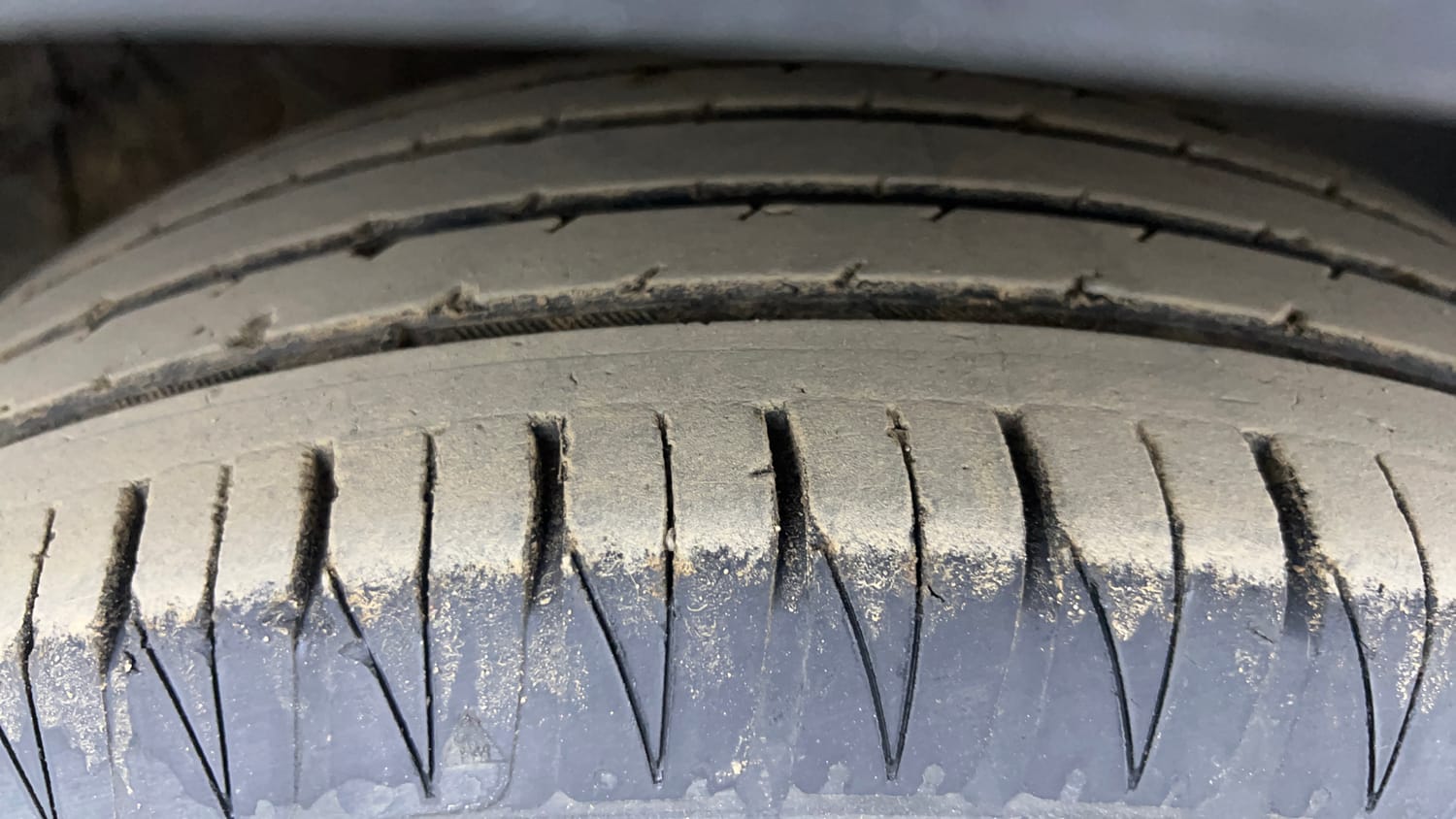 Used 2022 Kia Sonet Anniversary Edition 1.0 DCT Petrol Automatic tyres RIGHT FRONT TYRE TREAD VIEW