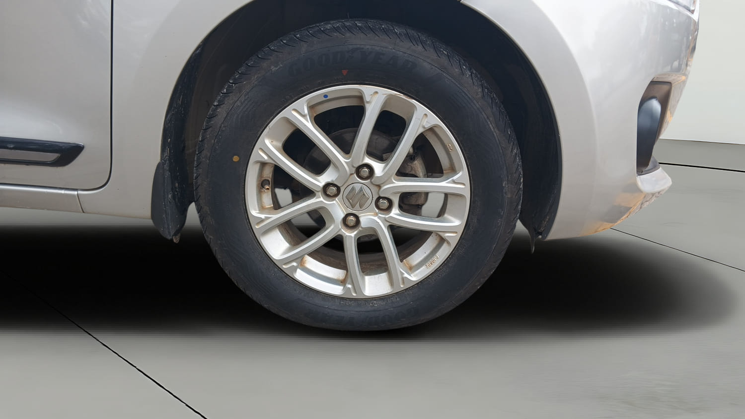 Used 2020 Maruti Suzuki Swift ZXi Petrol Manual tyres RIGHT FRONT TYRE RIM VIEW