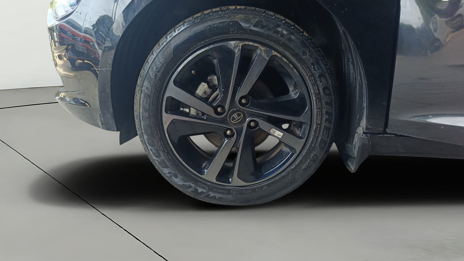 Used 2023 Tata Altroz XZA Plus (S) Dark Edition Petrol Automatic tyres LEFT FRONT TYRE RIM VIEW