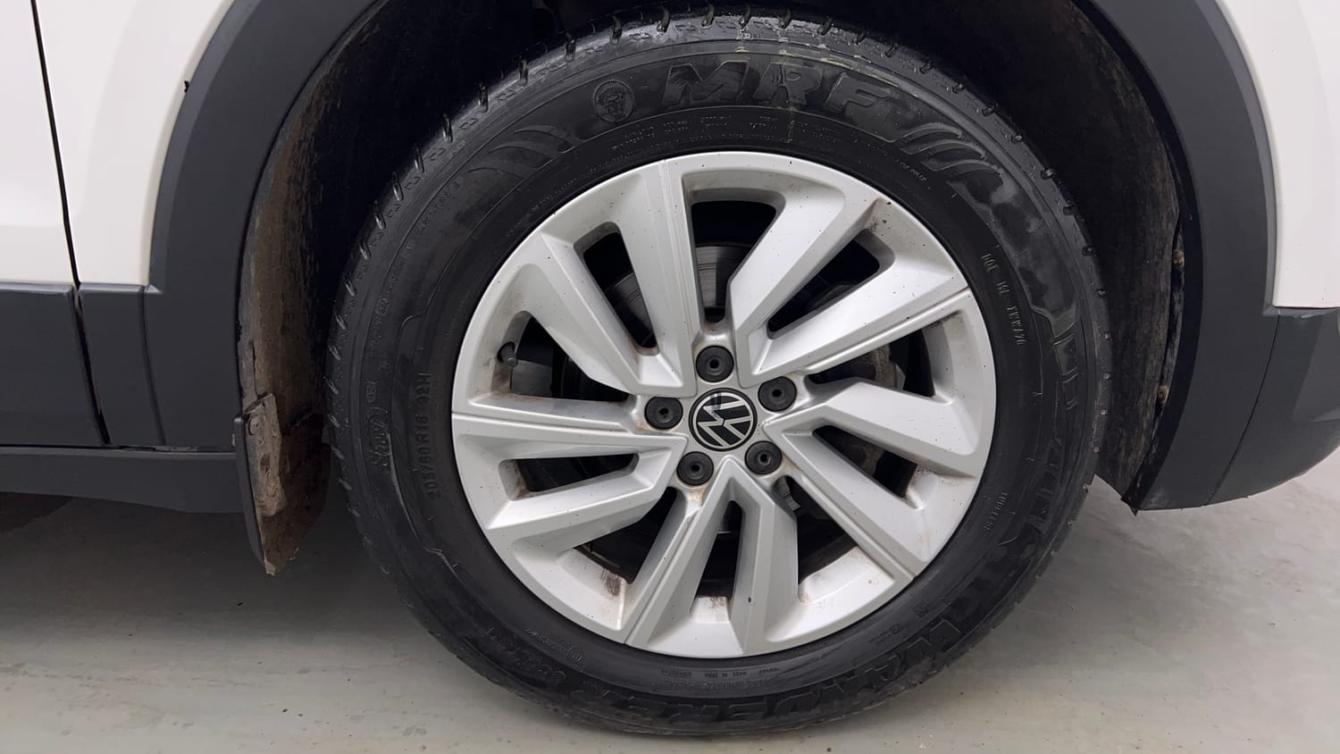 Used 2024 Volkswagen Taigun Highline 1.0 TSI MT Petrol Manual tyres RIGHT FRONT TYRE RIM VIEW