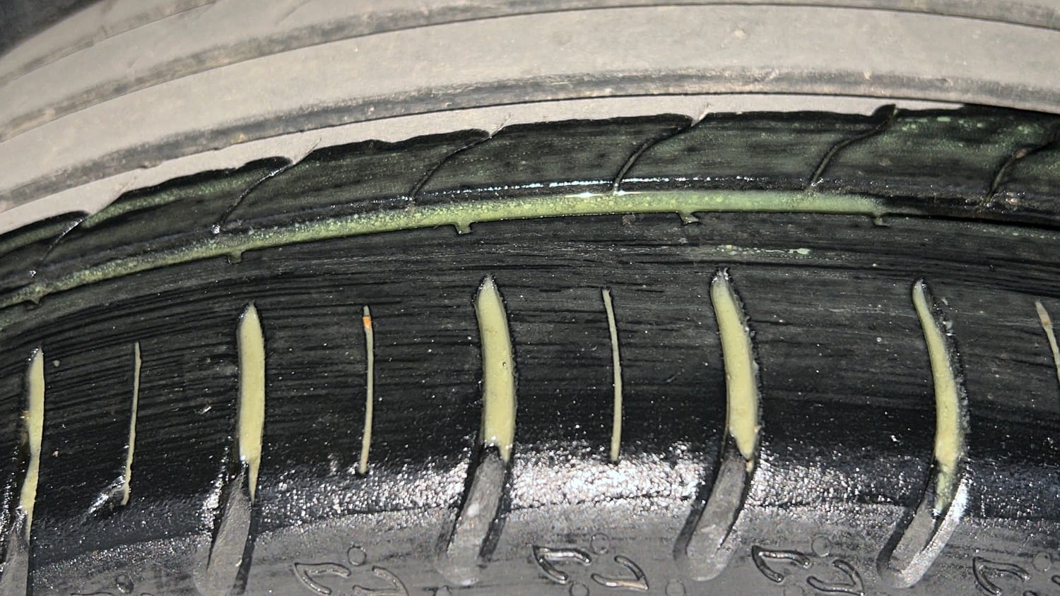 Used 2024 Volkswagen Taigun Highline 1.0 TSI MT Petrol Manual tyres LEFT REAR TYRE TREAD VIEW