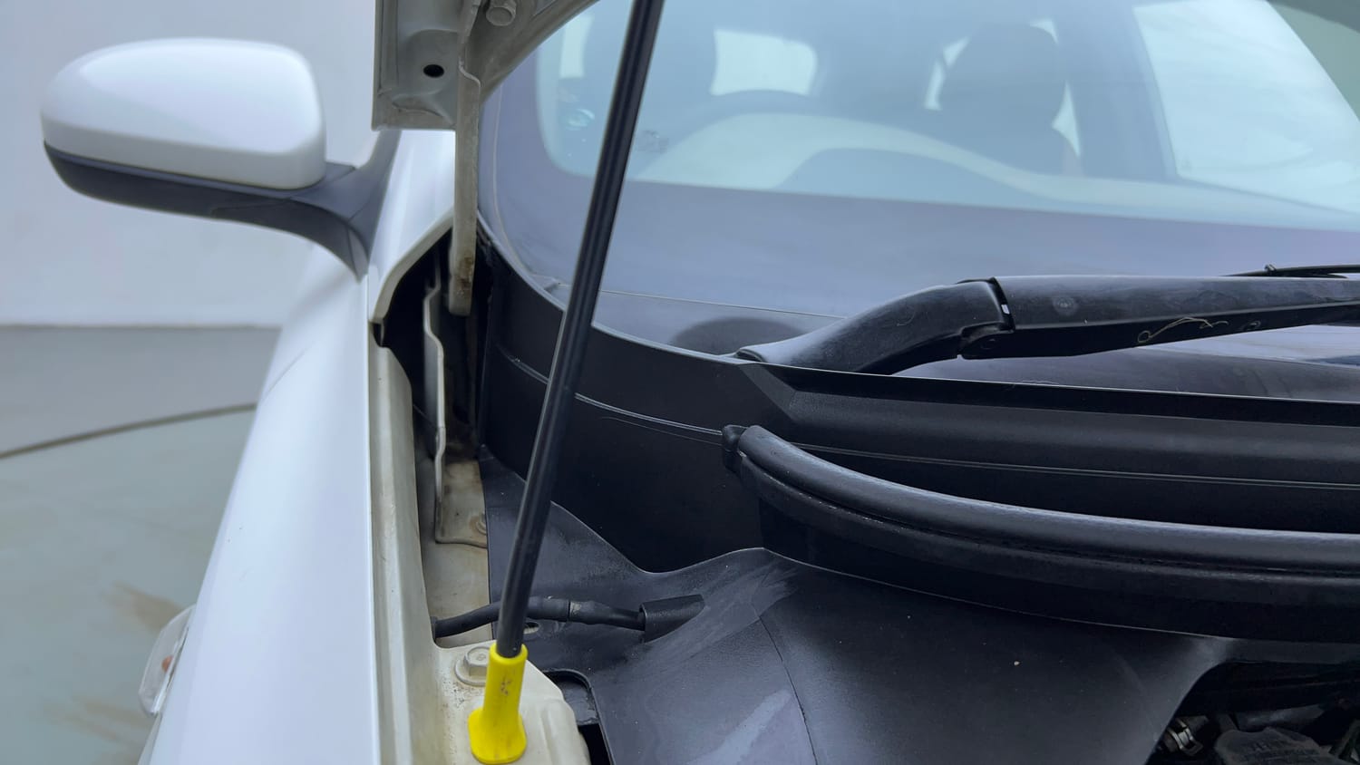 Used 2018 Hyundai Elite i20 Magna Executive 1.2 Petrol Manual engine ENGINE RIGHT SIDE HINGE & APRON VIEW