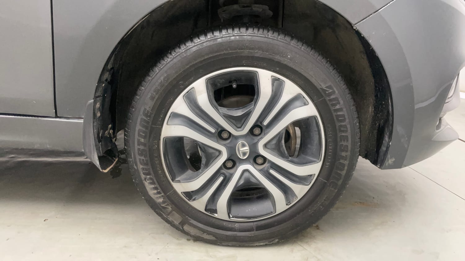Used 2022 Tata Tiago Revotron XZ Plus Cng (outside fitted) Cng Manual tyres RIGHT FRONT TYRE RIM VIEW