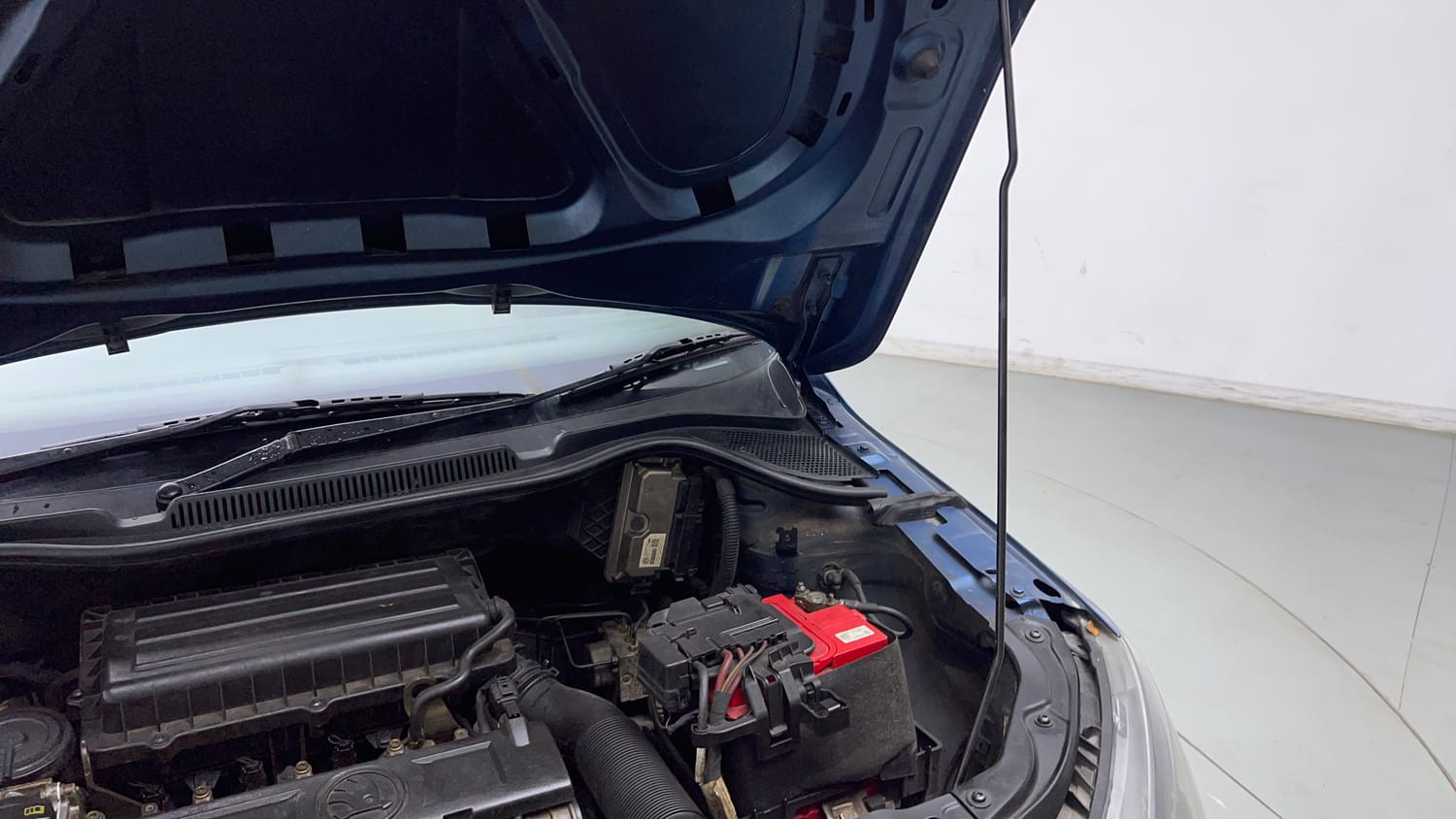 Used 2018 Skoda Rapid Style 1.6 MPI Petrol Manual engine ENGINE LEFT SIDE HINGE & APRON VIEW