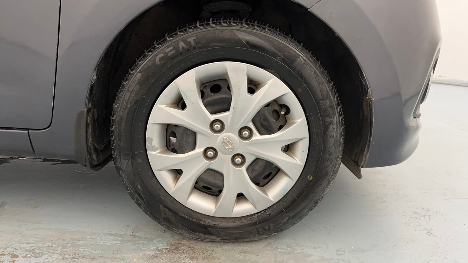Used 2016 Hyundai Grand i10 Magna 1.2 Kappa VTVT Petrol Manual tyres RIGHT FRONT TYRE RIM VIEW