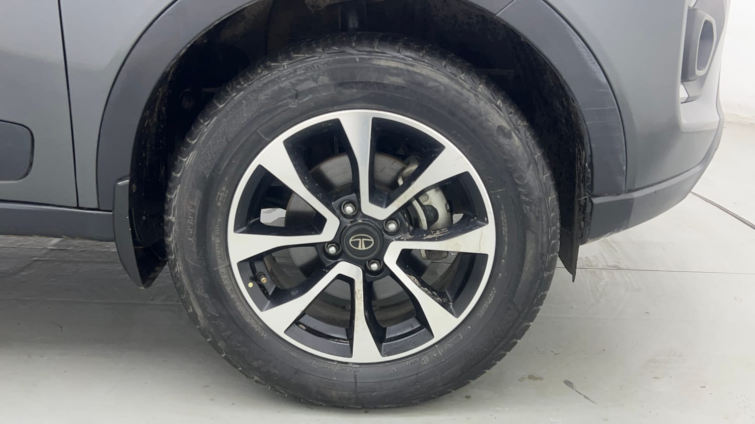 Used 2020 Tata Nexon XZA Plus (O) Dual Tone Petrol Automatic tyres RIGHT FRONT TYRE RIM VIEW