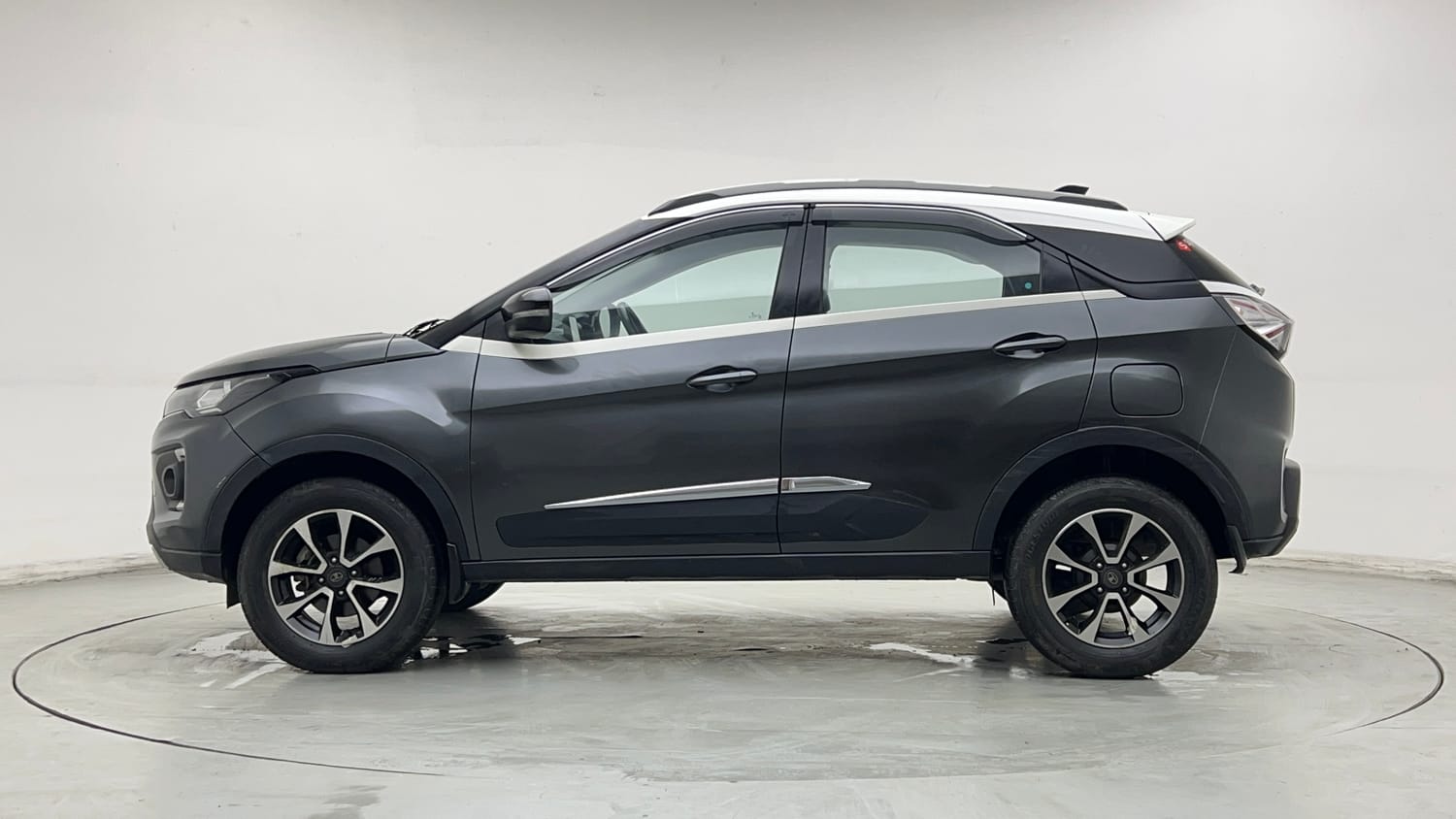 Used 2020 Tata Nexon XZA Plus (O) Dual Tone Petrol Automatic exterior LEFT SIDE VIEW