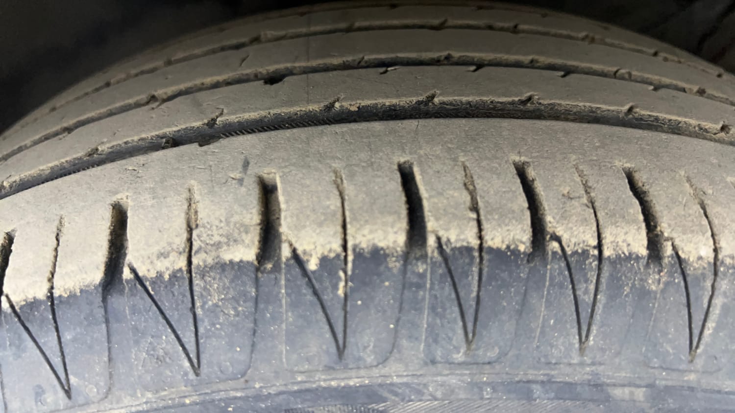 Used 2022 Kia Sonet Anniversary Edition 1.0 DCT Petrol Automatic tyres LEFT FRONT TYRE TREAD VIEW
