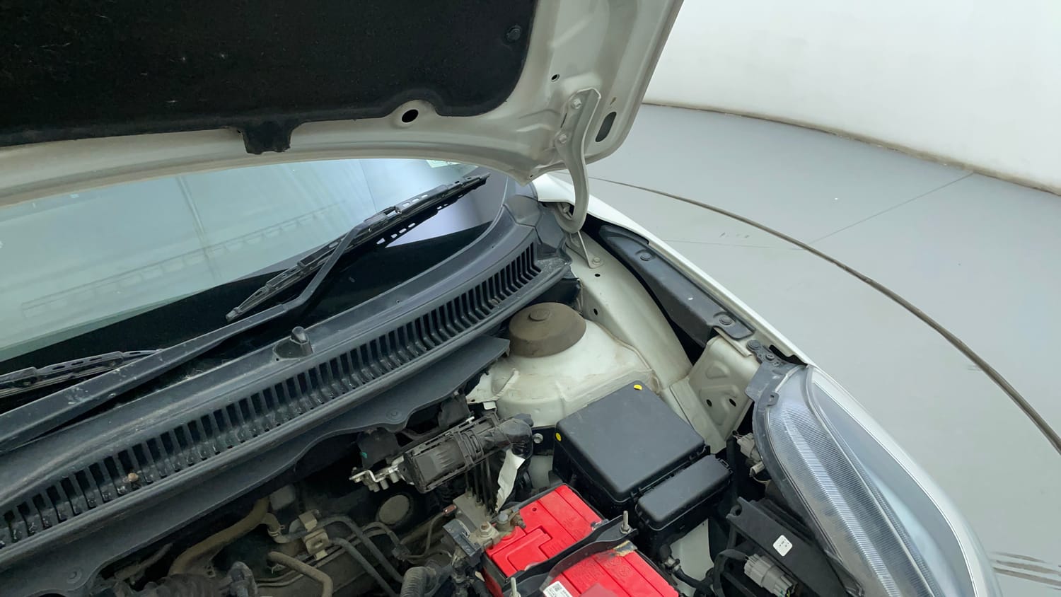 Used 2020 Maruti Suzuki Baleno Zeta Petrol Manual engine ENGINE LEFT SIDE HINGE & APRON VIEW