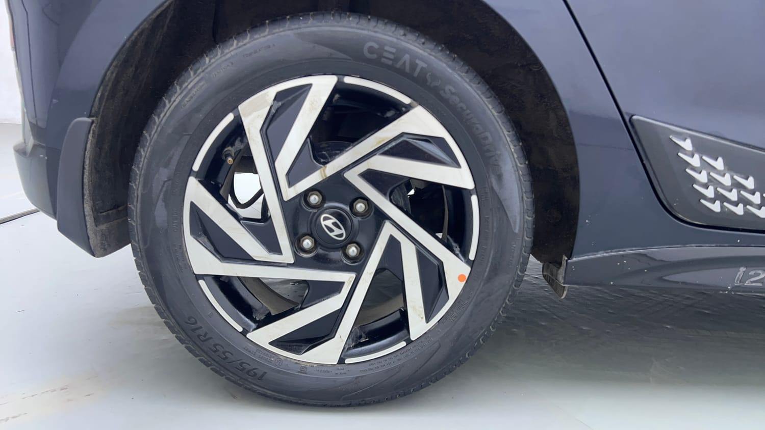 Used 2024 Hyundai New i20 Asta (O) 1.2 IVT Petrol Automatic tyres RIGHT REAR TYRE RIM VIEW