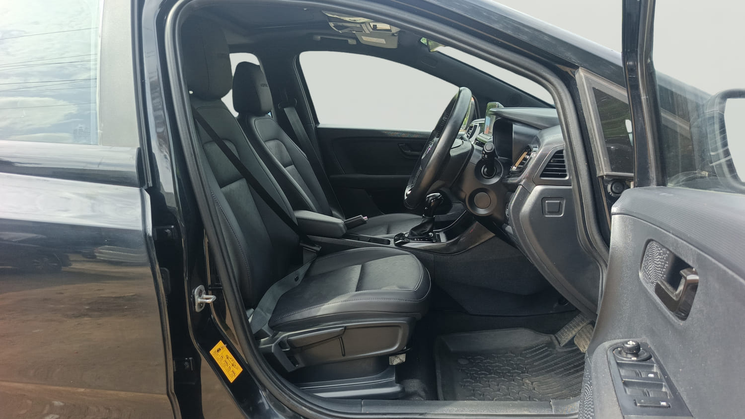 Used 2023 Tata Altroz XZA Plus (S) Dark Edition Petrol Automatic interior RIGHT SIDE FRONT DOOR CABIN VIEW