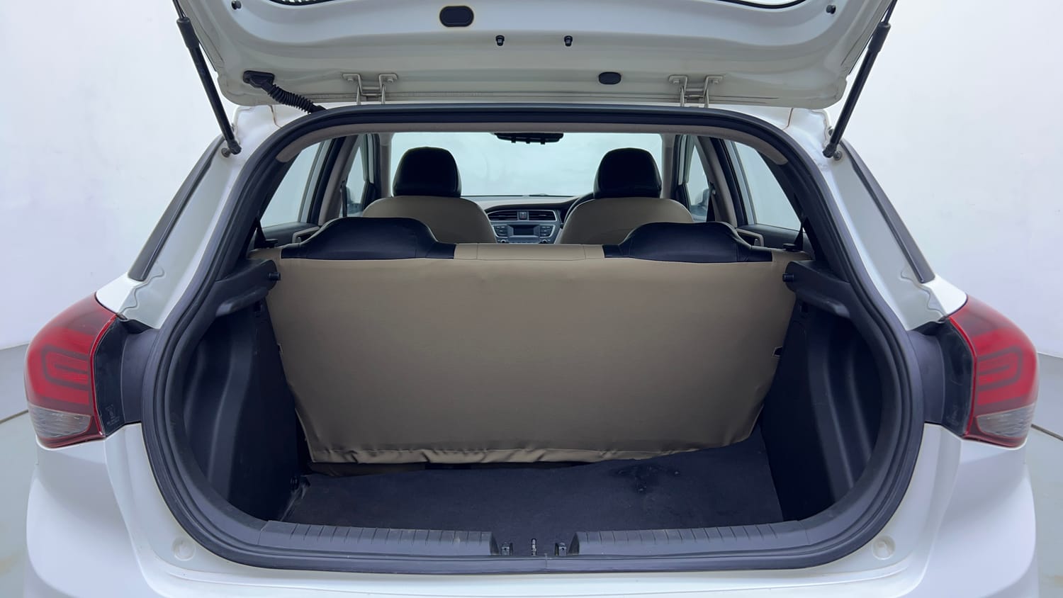 Used 2018 Hyundai Elite i20 Magna Executive 1.2 Petrol Manual interior DICKY INSIDE VIEW