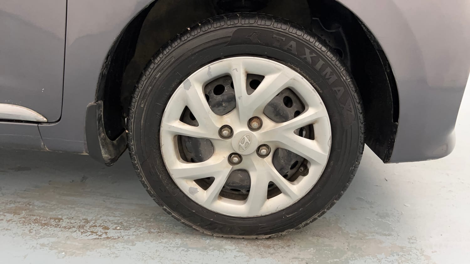 Used 2017 Hyundai Grand i10 Magna 1.2 Kappa VTVT Petrol Manual tyres RIGHT FRONT TYRE RIM VIEW