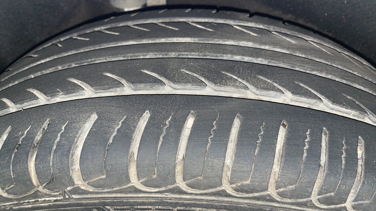 Used 2018 Ford EcoSport Titanium 1.5L Ti-VCT Petrol Manual tyres RIGHT REAR TYRE TREAD VIEW