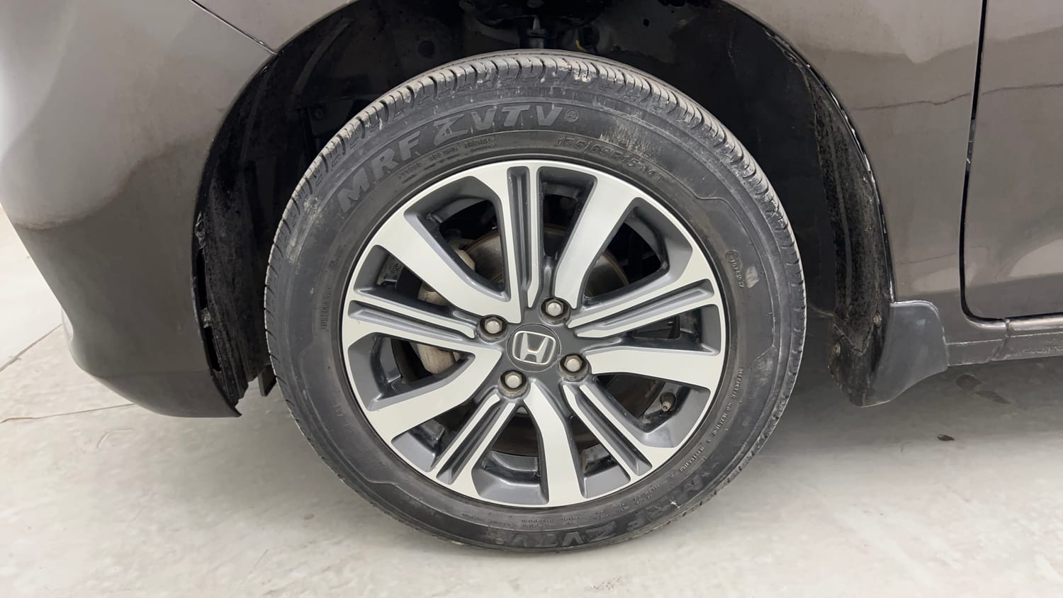 Used 2024 Honda Amaze 1.2 VX i-VTEC CNG (Outside Fitted) Cng Manual tyres LEFT FRONT TYRE RIM VIEW