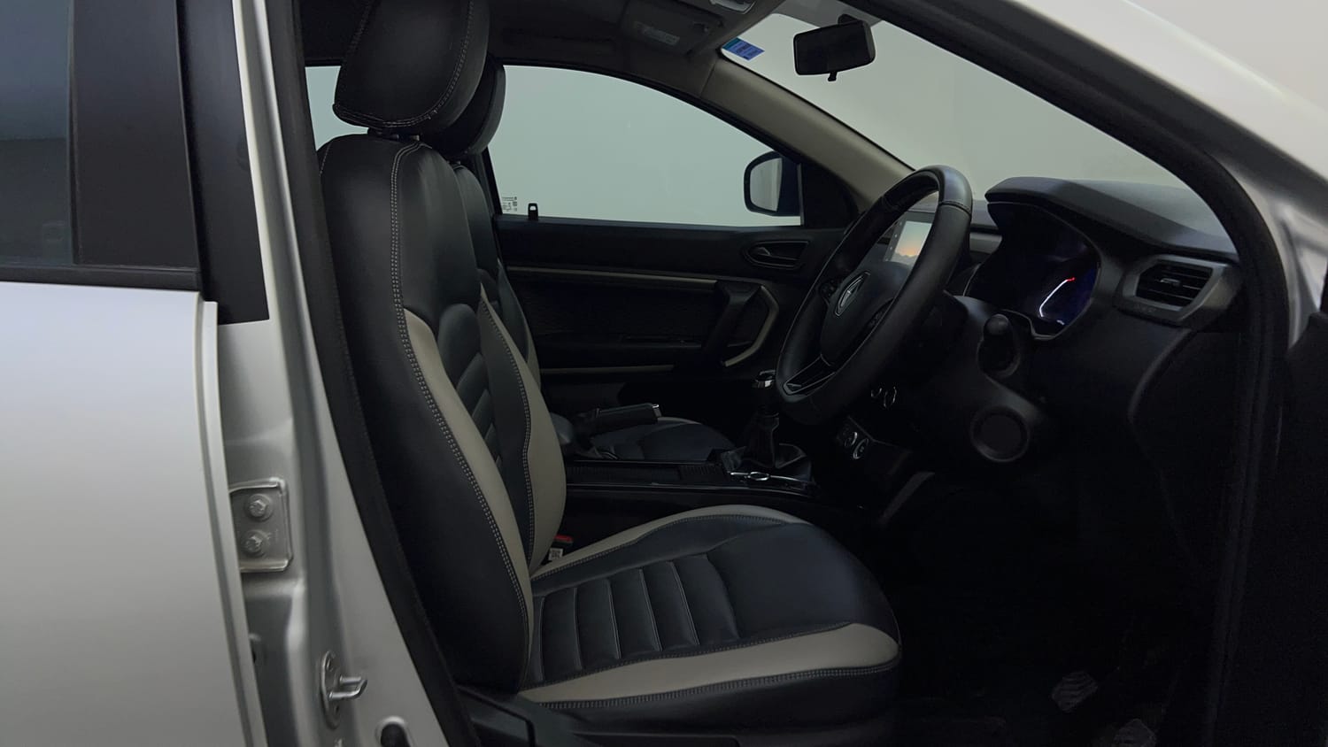 Used 2021 Renault Kiger RXZ 1.0 Turbo MT CNG (Outside Fitted) Cng Manual interior RIGHT SIDE FRONT DOOR CABIN VIEW