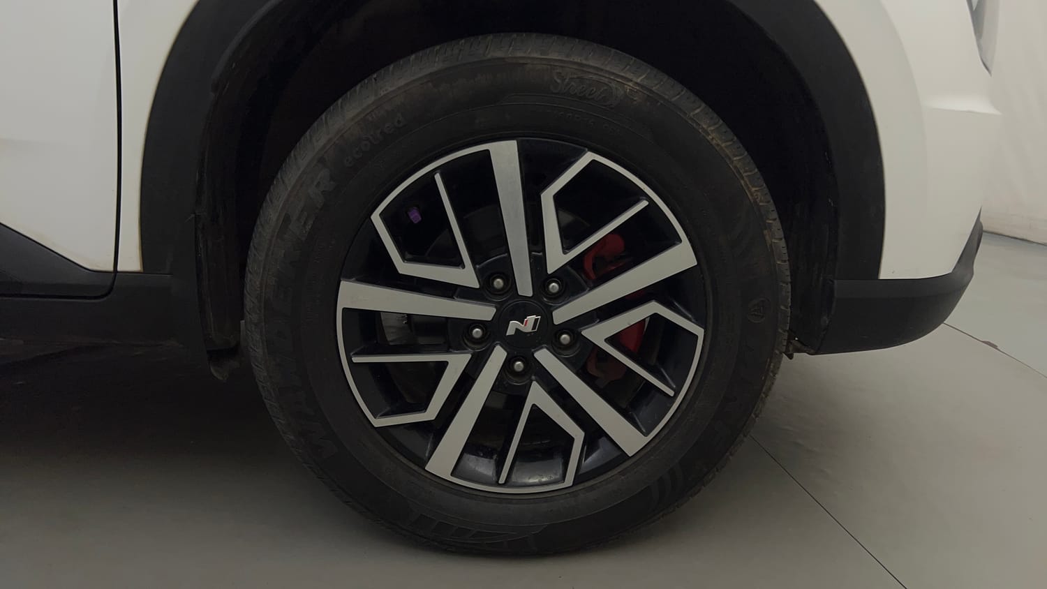 Used 2024 Hyundai Venue N-Line N8 DCT Petrol Automatic tyres RIGHT FRONT TYRE RIM VIEW