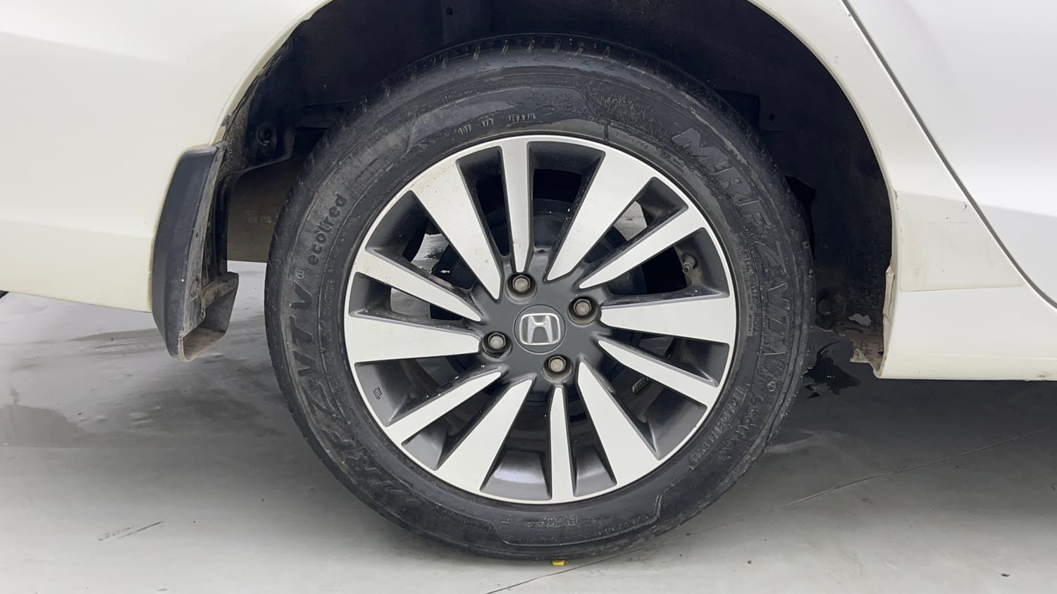 Used 2023 Honda City V Petrol CVT Petrol Automatic tyres RIGHT REAR TYRE RIM VIEW