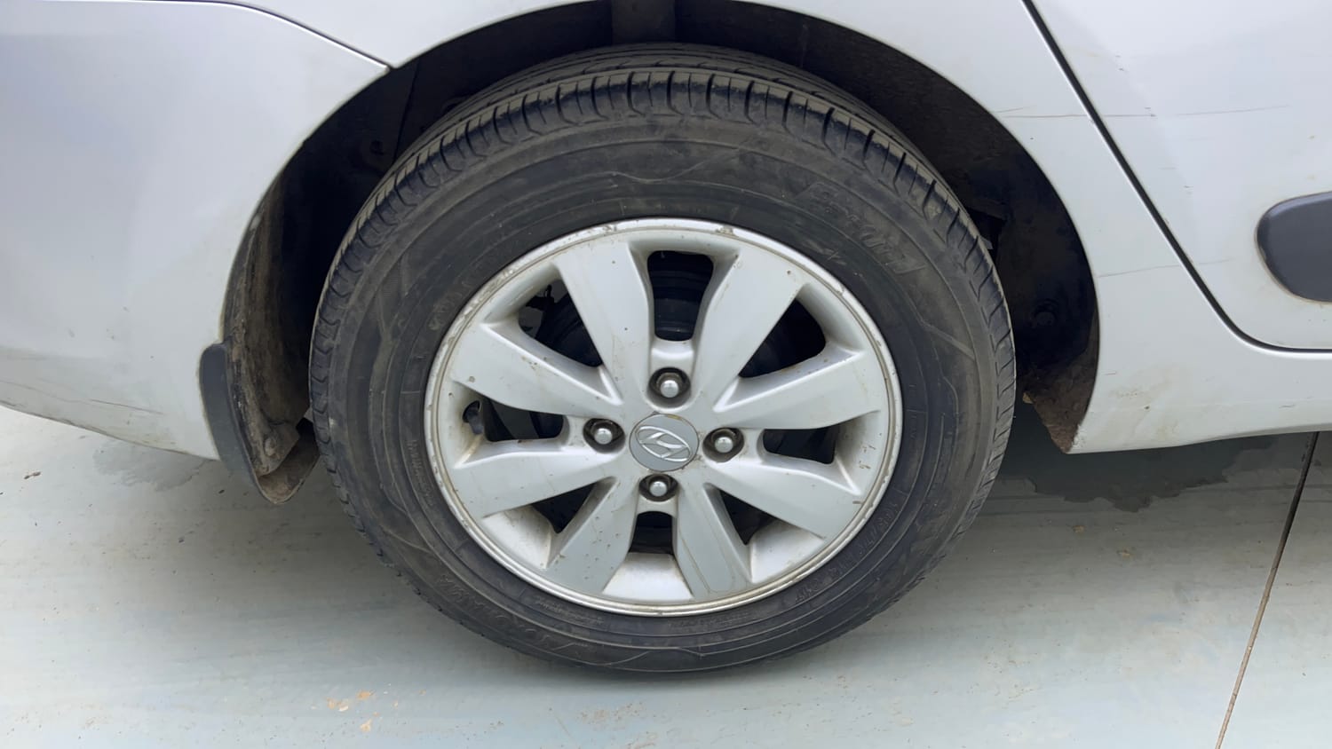 Used 2015 Hyundai Xcent S 1.2 (O) Petrol Manual tyres RIGHT REAR TYRE RIM VIEW