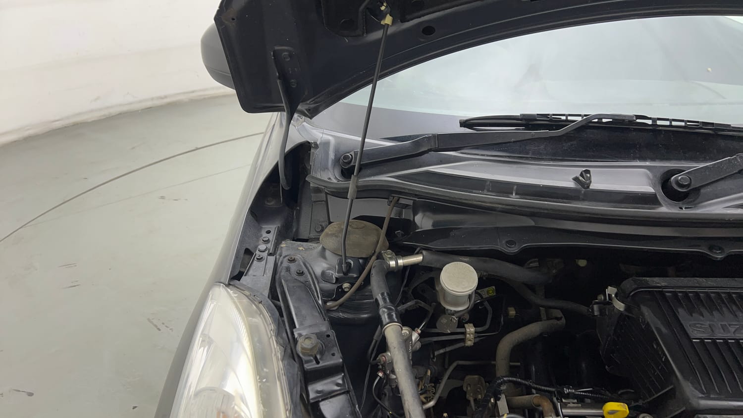 Used 2017 Maruti Suzuki Swift Lxi (O) Petrol Manual engine ENGINE RIGHT SIDE HINGE & APRON VIEW