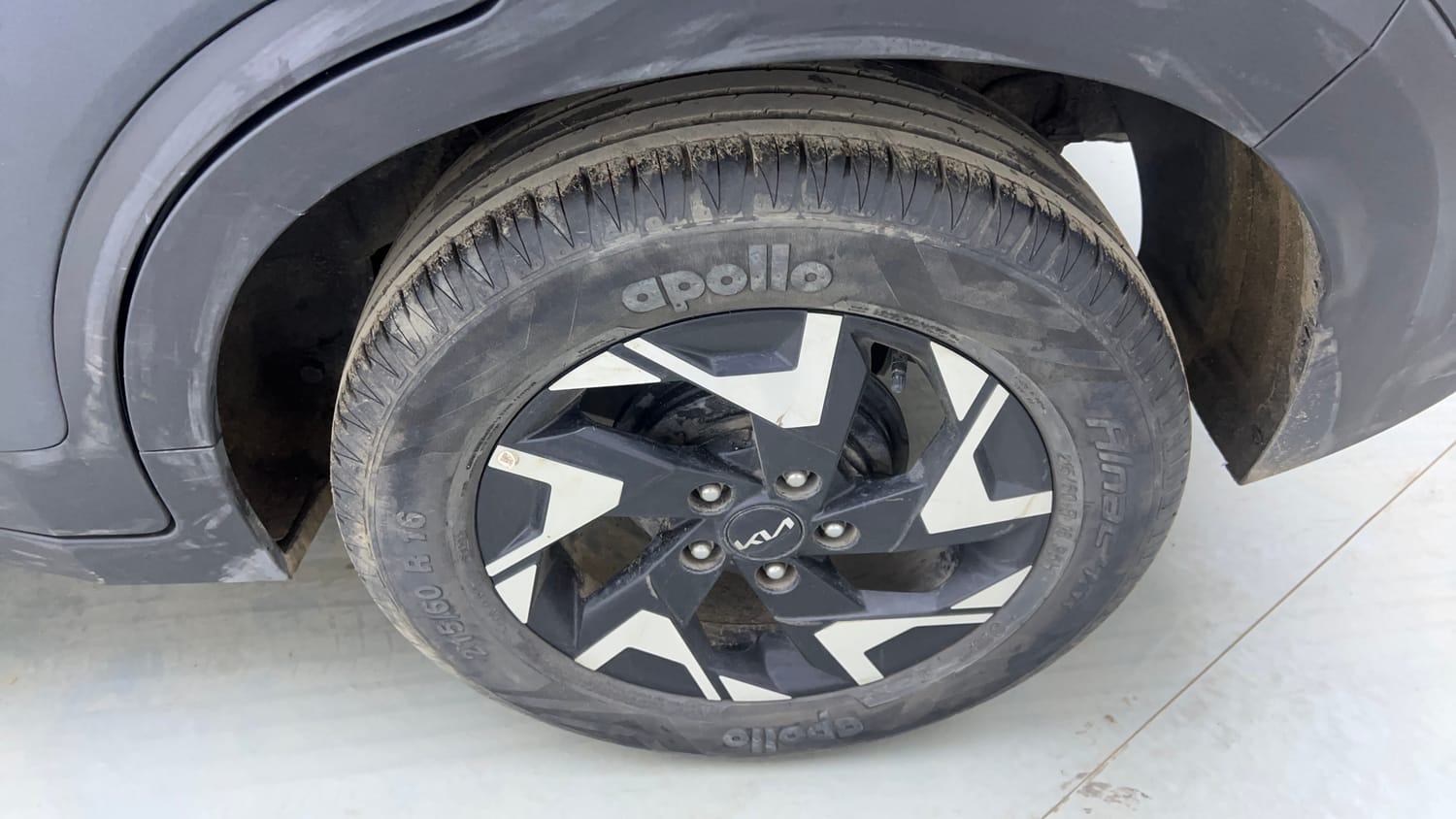 Used 2022 Kia Sonet Anniversary Edition 1.0 DCT Petrol Automatic tyres LEFT REAR TYRE RIM VIEW