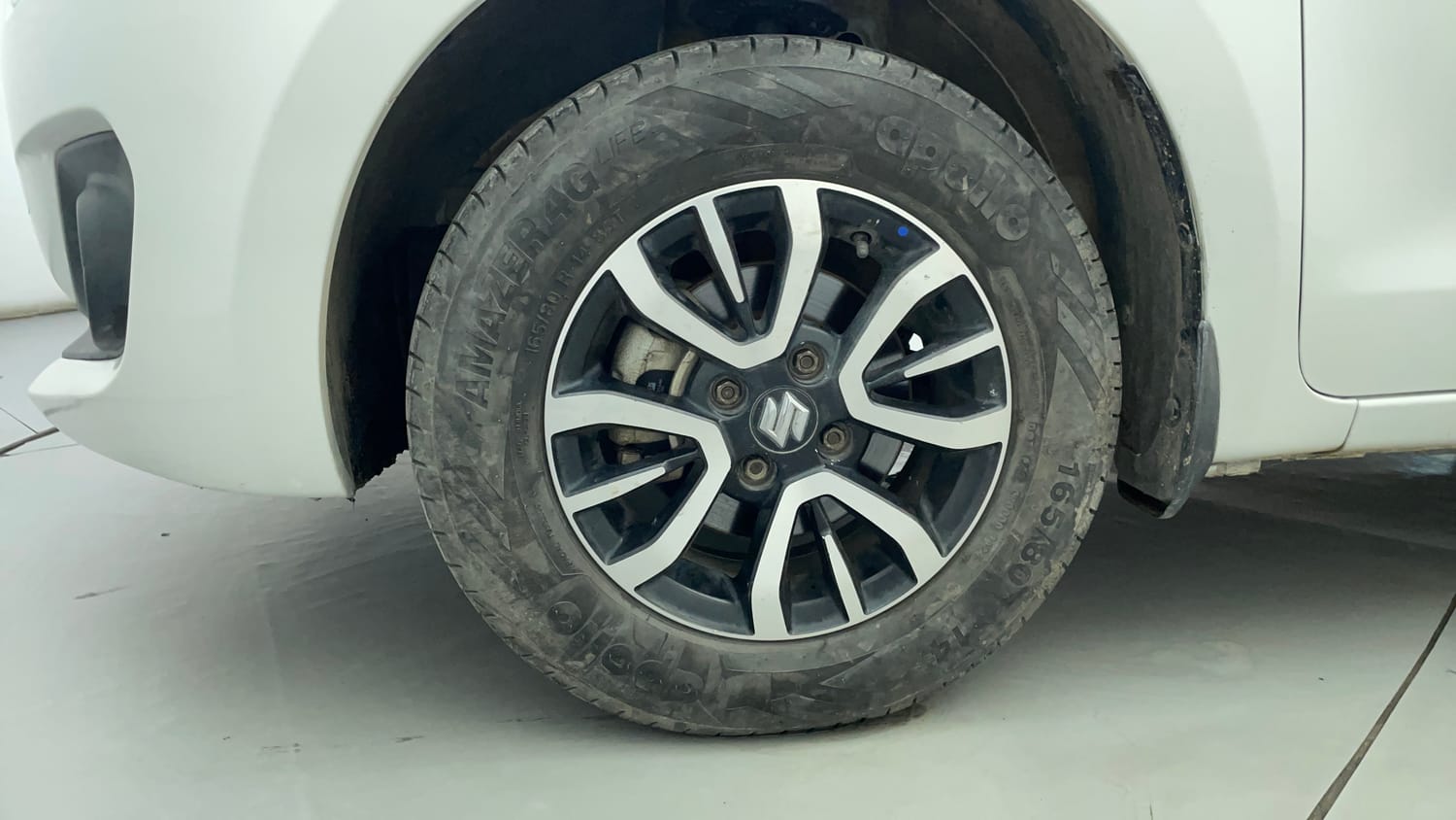 Used 2022 Maruti Suzuki Swift VXi Petrol Manual tyres LEFT FRONT TYRE RIM VIEW