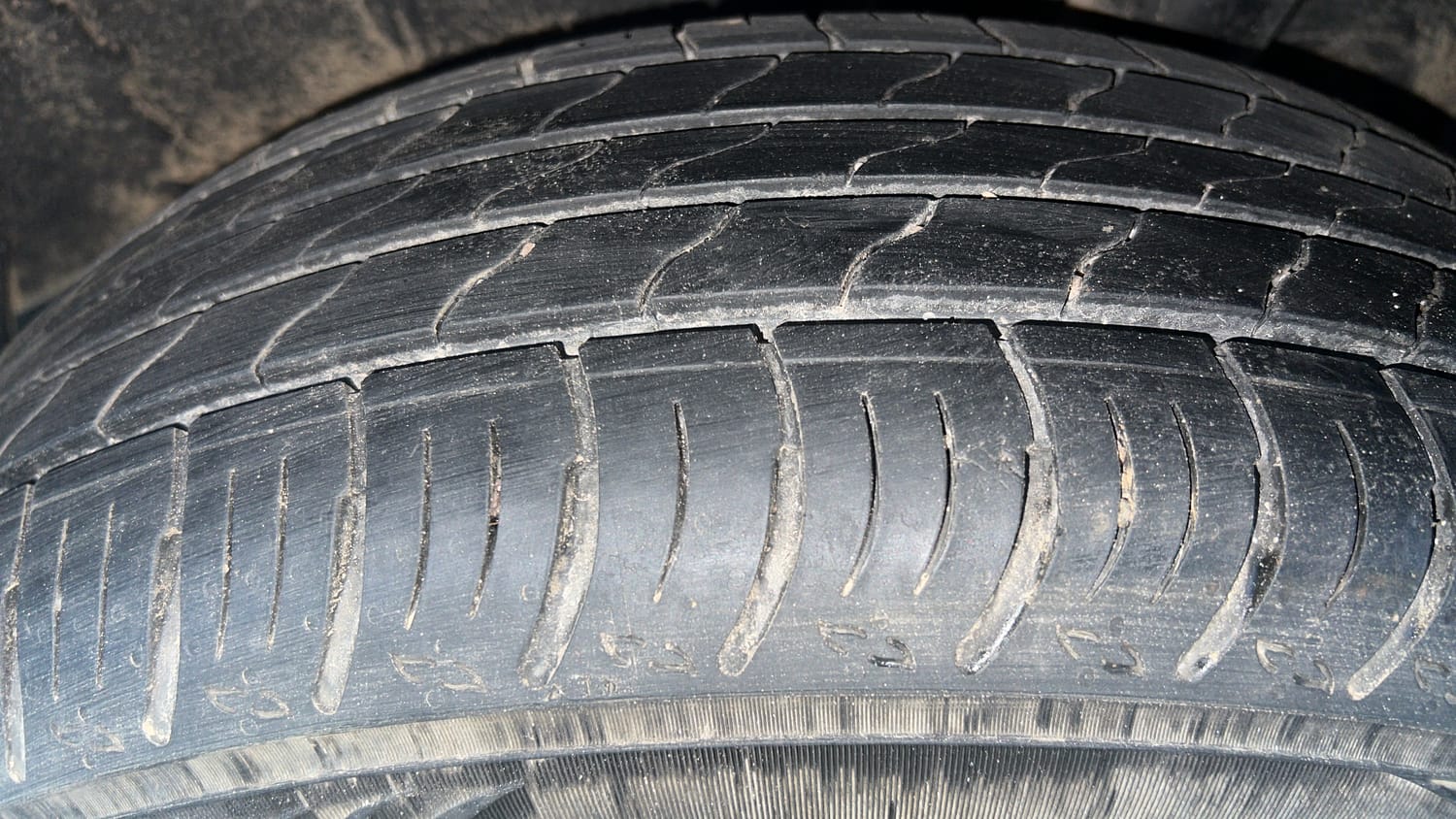 Used 2023 Nissan Magnite XL Petrol Manual tyres LEFT REAR TYRE TREAD VIEW