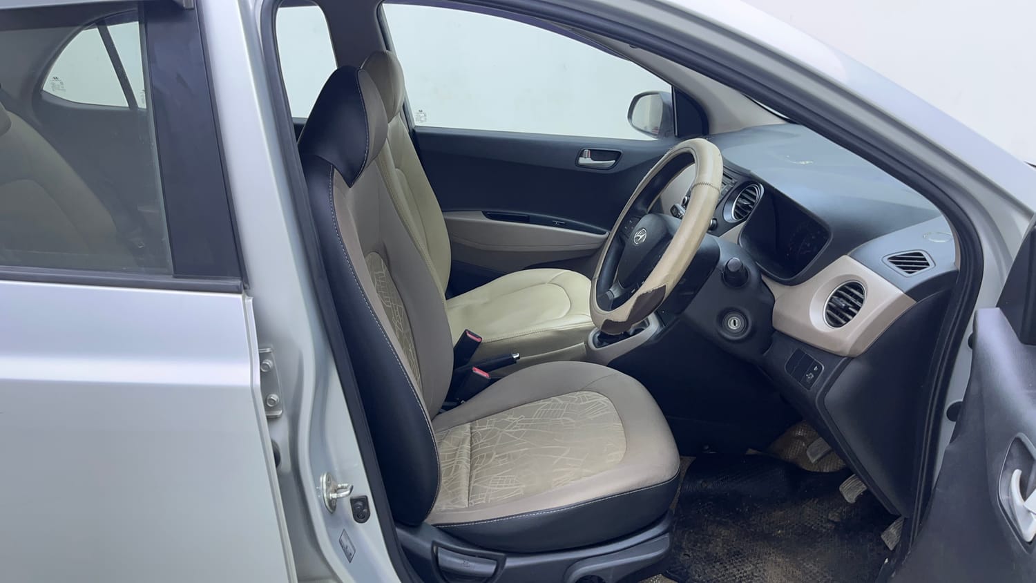 Used 2015 Hyundai Xcent S 1.2 (O) Petrol Manual interior RIGHT SIDE FRONT DOOR CABIN VIEW